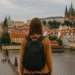 CHICA VIAJANDO SOLA CIUDAD EUROPEA