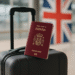 Pasaporte español y maleta listos para viajar al Reino Unido