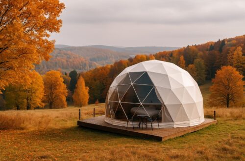 Escapada original en España en otoño. Domo geodésico en un paisaje con bosques de hojas doradas