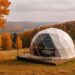 Escapada original en España en otoño. Domo geodésico en un paisaje con bosques de hojas doradas