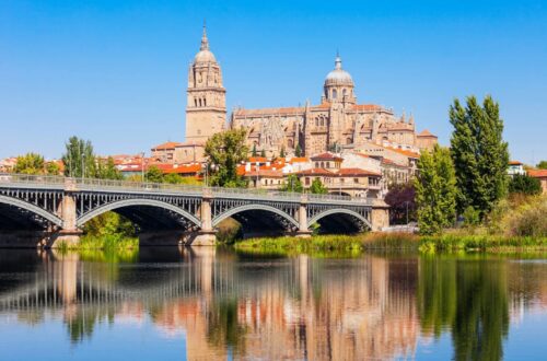 Vista panorámica de la ciudad de Salamanca tras el río Tormes