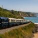 Tren Transcantábrico recorriendo la costa norte de España en un viaje turístico de lujo