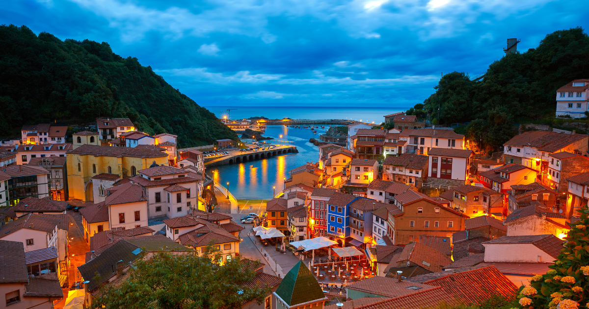 Vista panorámica romántica del pueblo de Cudillero al atardecer