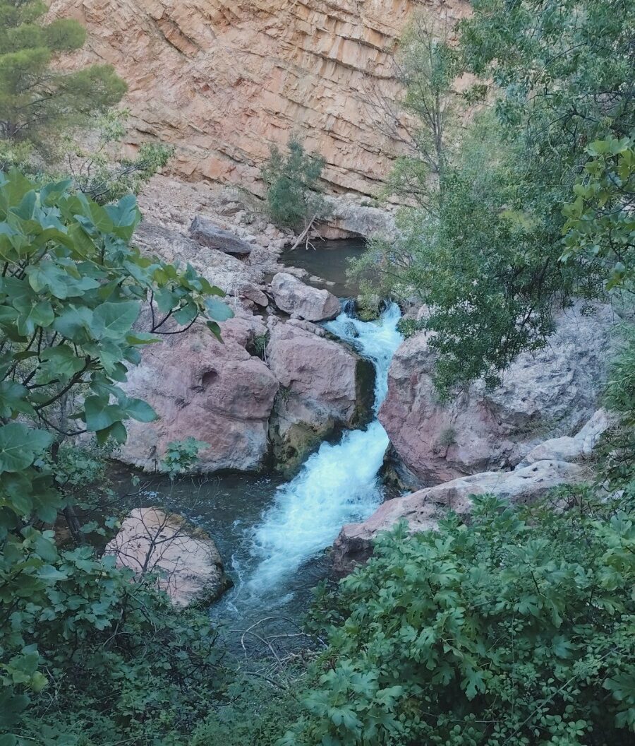 Cascada en la Sierra del Segura cerca de Bogarra en la Ruta de las Esculturas