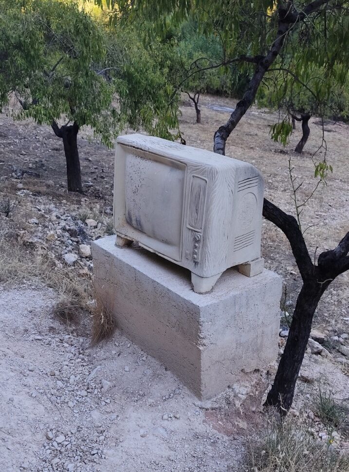Escultura de una televisión que se encuentra en la Ruta de las Esculturas de Bogarra, Albacete