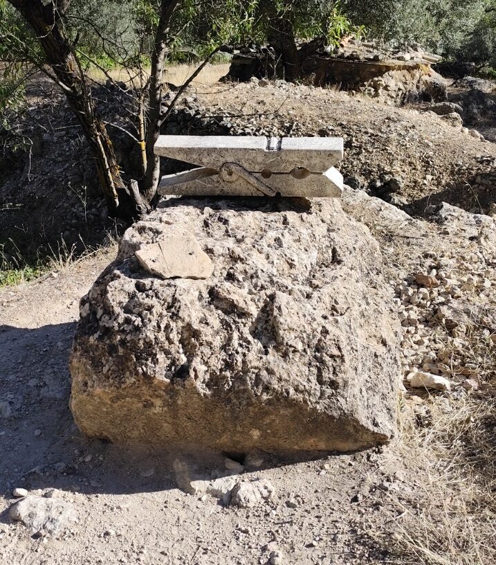 Escultura de una pinza en la ruta de Bogarra