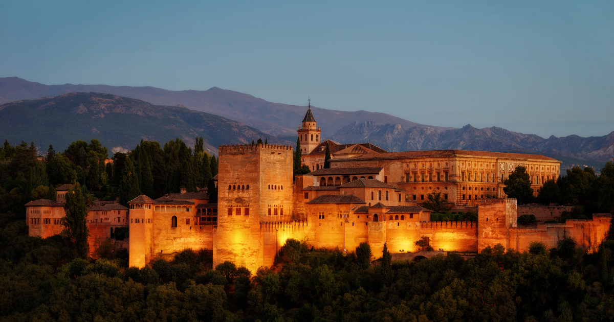 Vista a la Alhambra de Granada desde el mirador de San Nicolás al atardecer