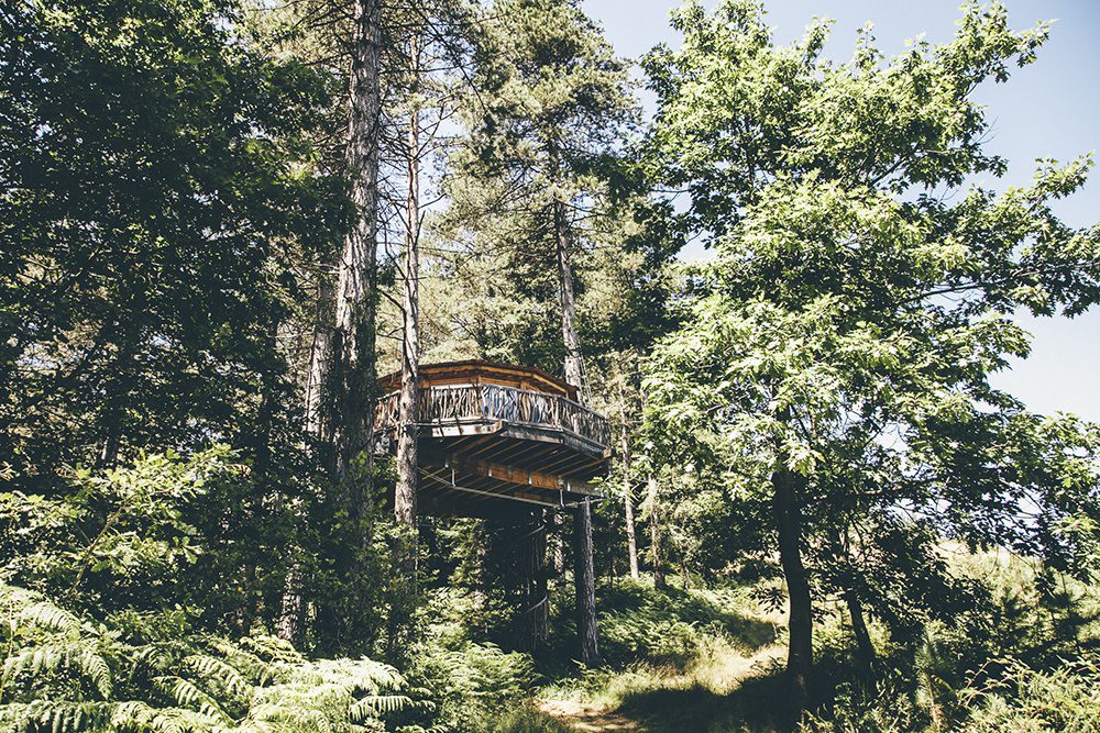 Cabaña en un árbol perteneciente al glamping de Euskadi Cabañas en los Árboles