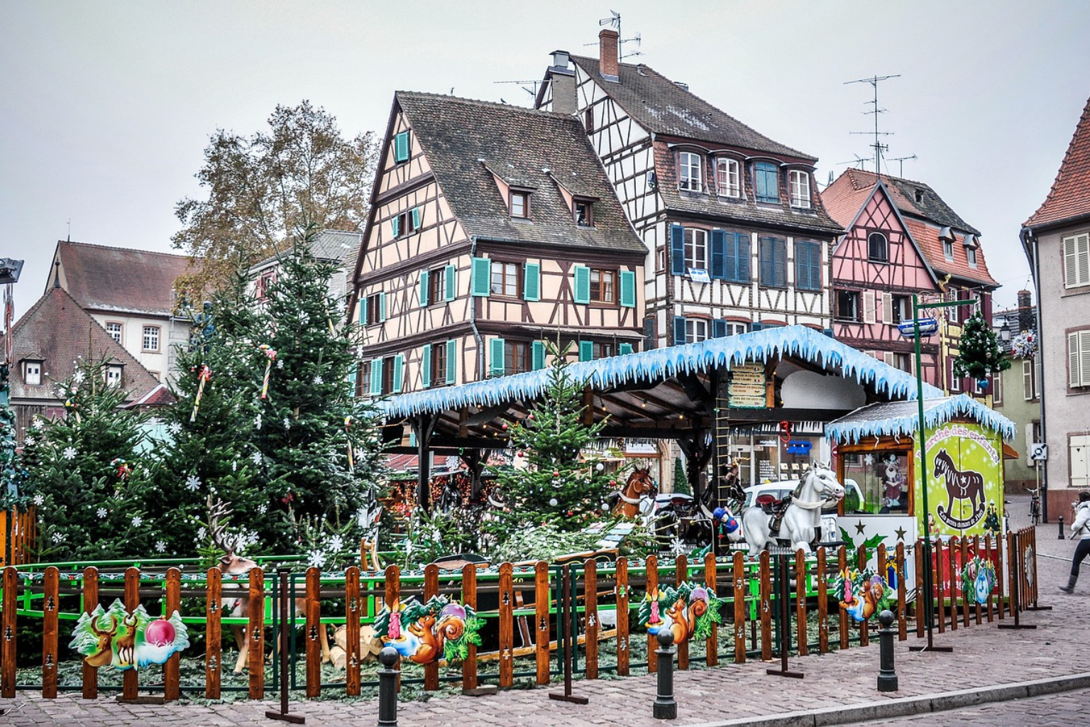 Mercadillo de Navidad de Colmar al atardecer, en Francia