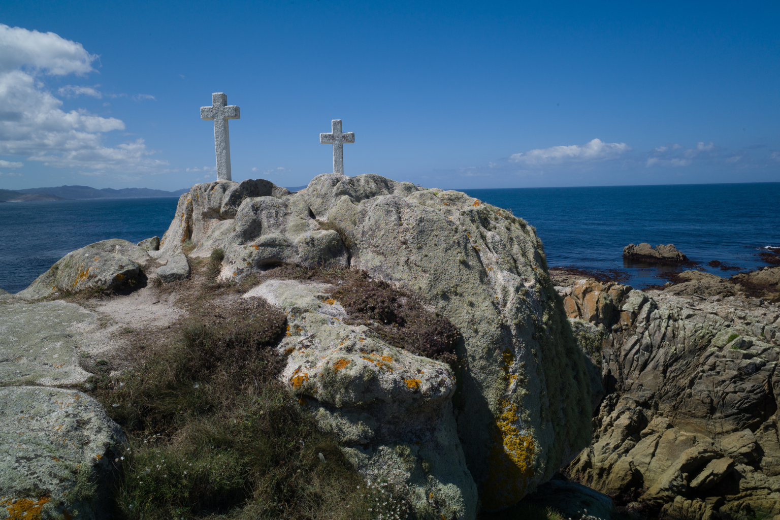 Cruces en un acantilado de la Costa da Morte en Galicia