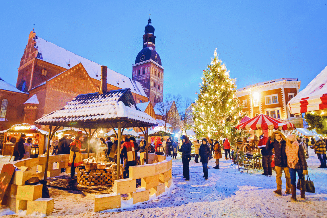 Mercado navideño en Europa al atardecer