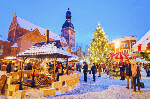 Mercado navideño en Europa al atardecer