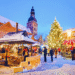 Mercado navideño en Europa al atardecer
