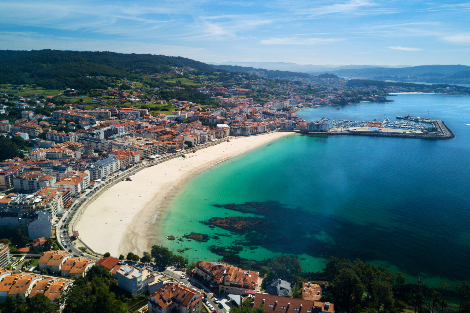 Imagen aérea de la playa y pueblo de Sanxenxo, en Galicia