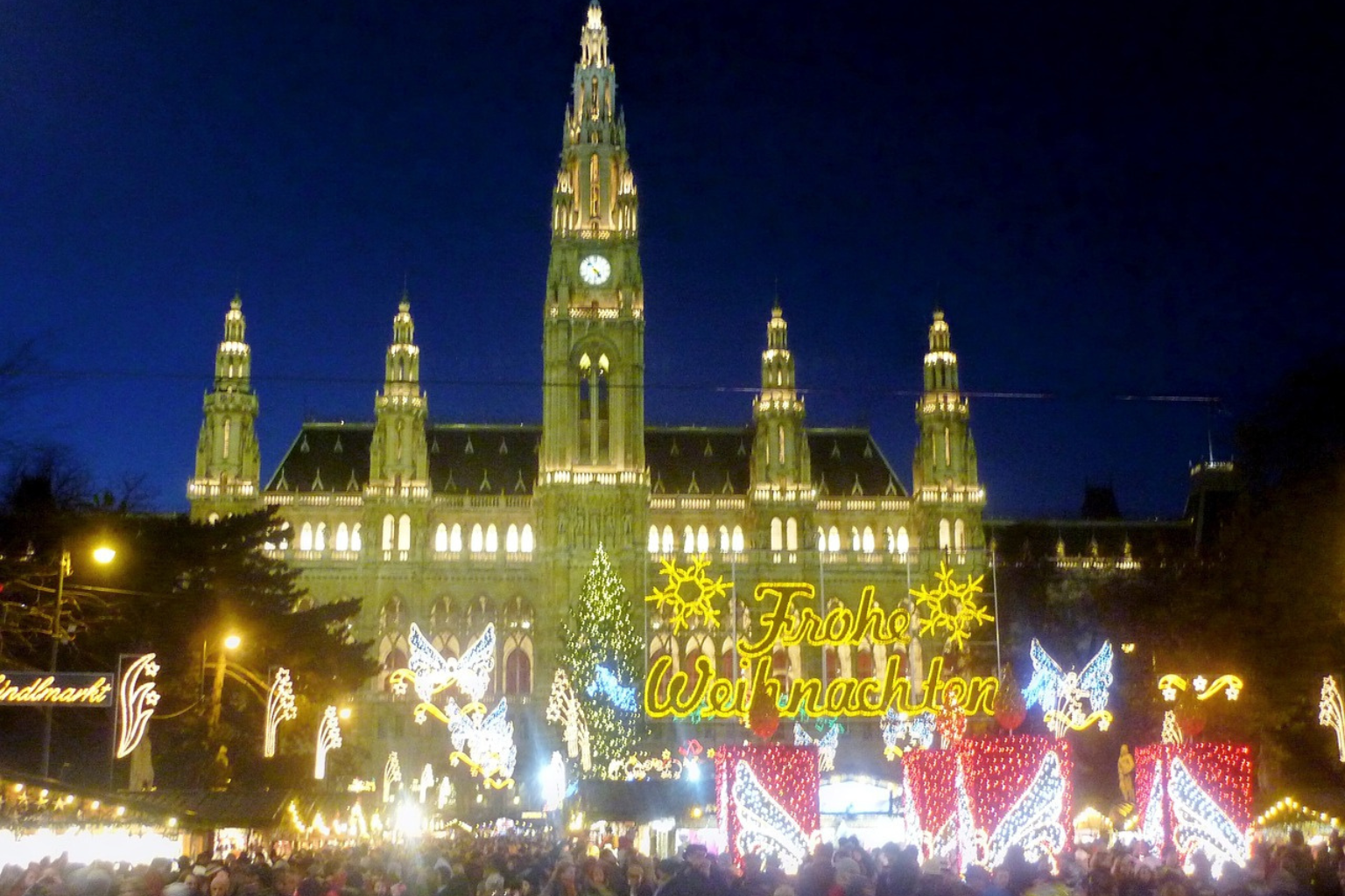 Mercadillo y decoración navideña de la ciudad de Viena, en Austria, por la noche