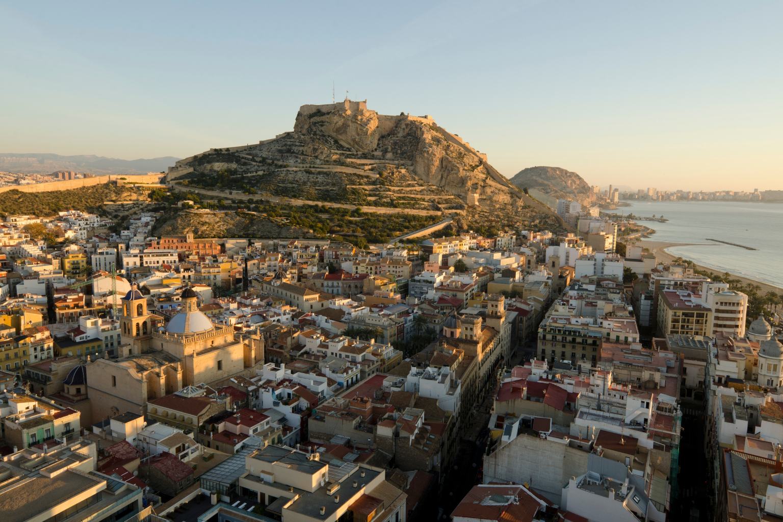 Vista del Catillo de Santa Barbara y la ciudad de Alicante al atardecer