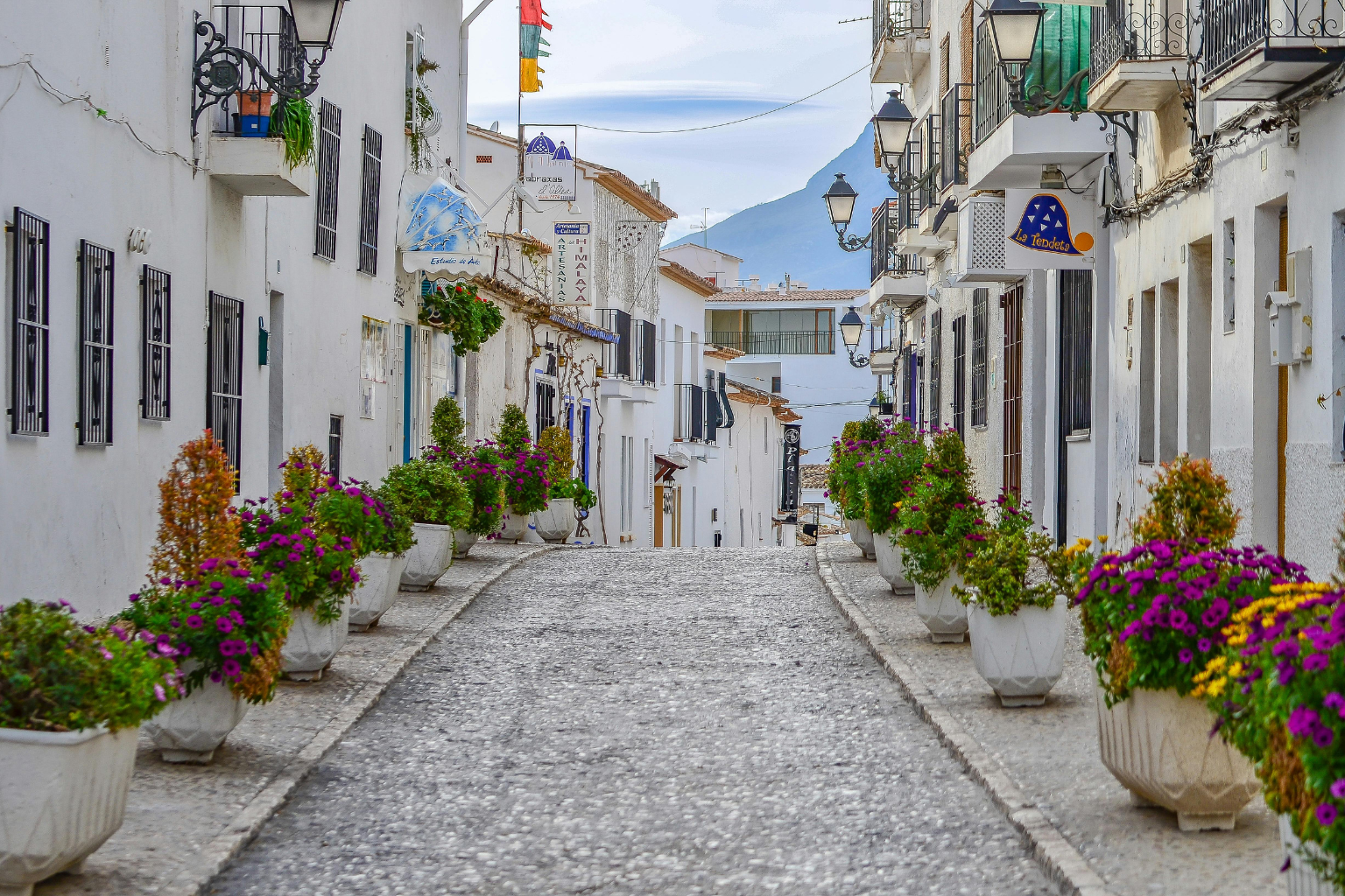 Vista de una calle empedrada clásica del casco antiguo de Altea