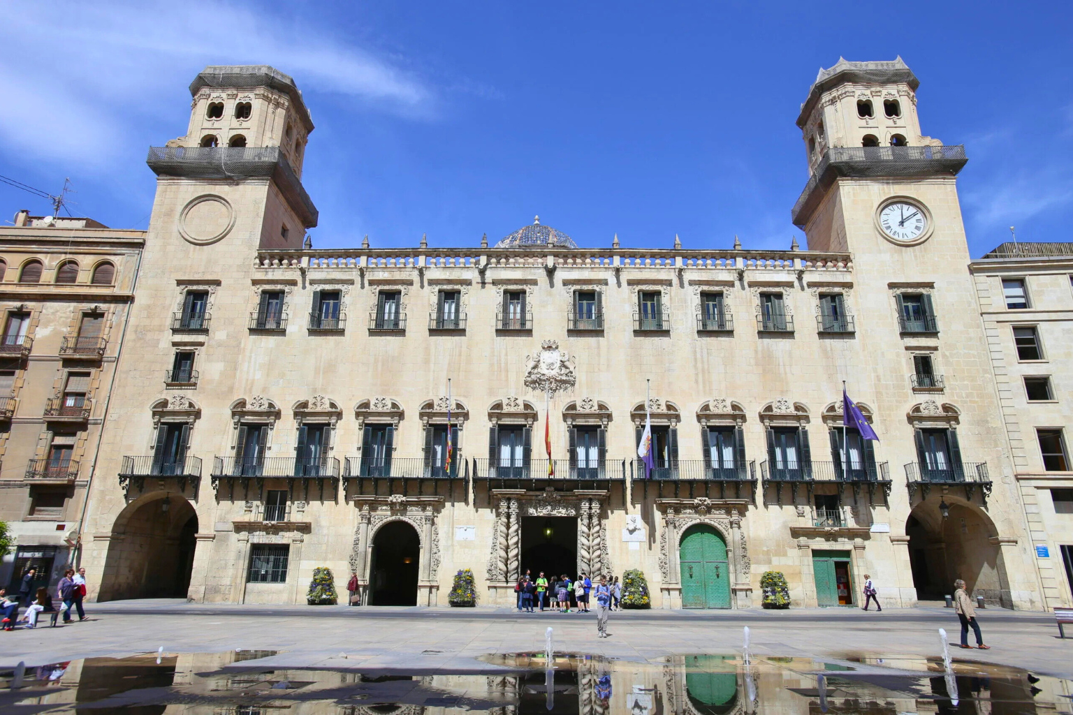 Plaza y edificio del Ayuntamiento de Alicante