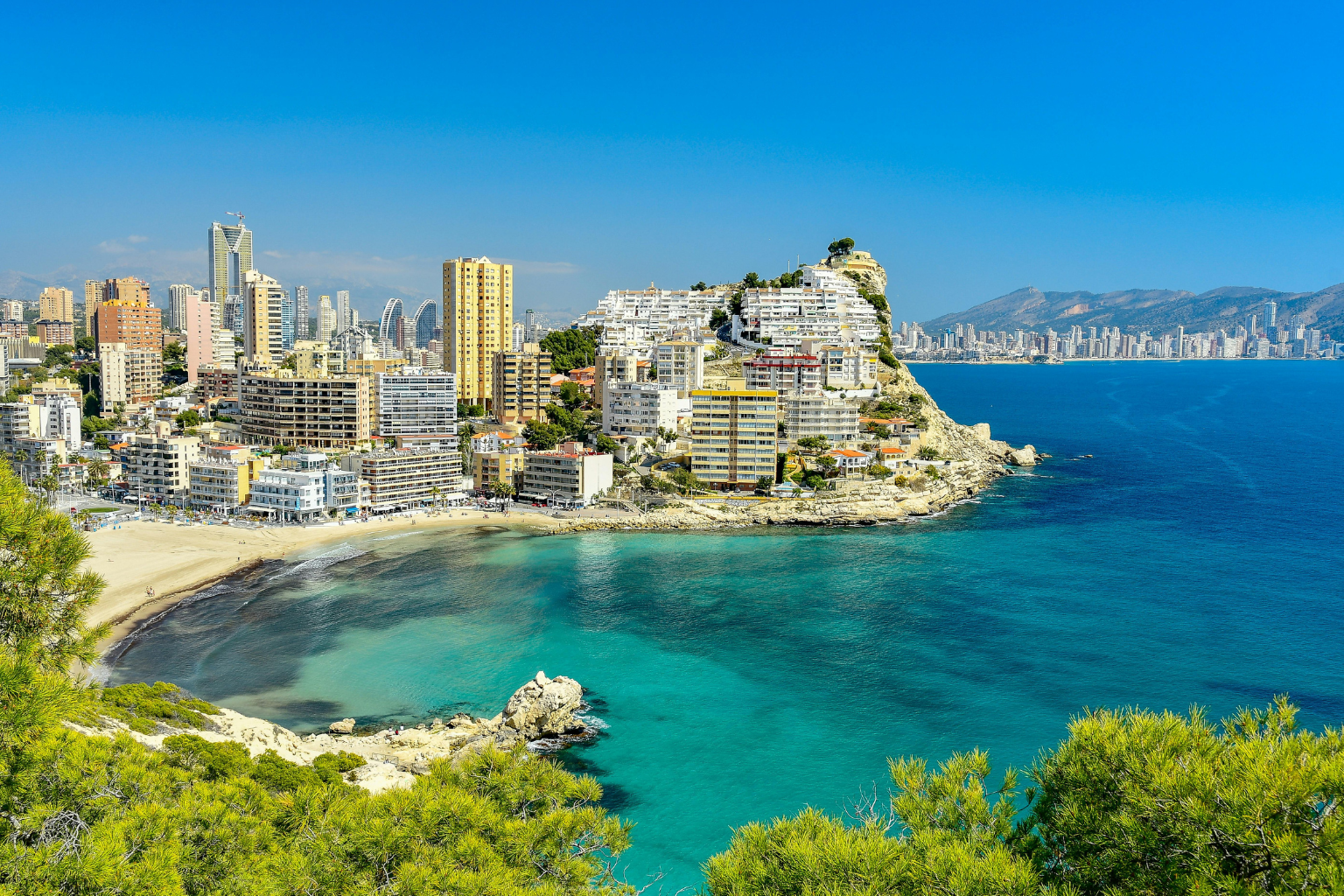 Vista de la ciudad vieja de Benidorm y playa de Levante de Benidorm desde un mirador en la playa de Poniente 