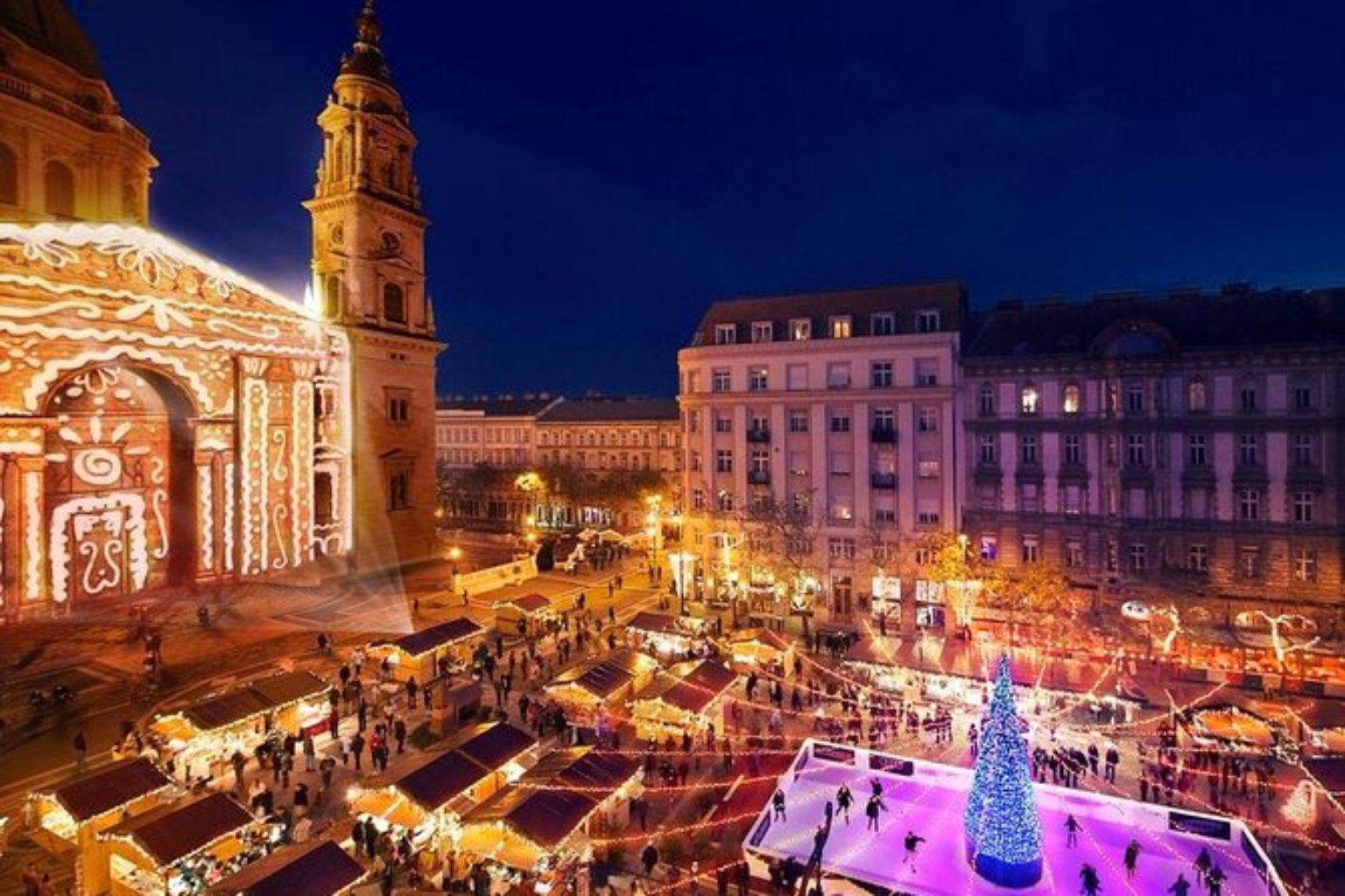 Vista aérea nocturna del mercado navideño de Budapest, Hungría