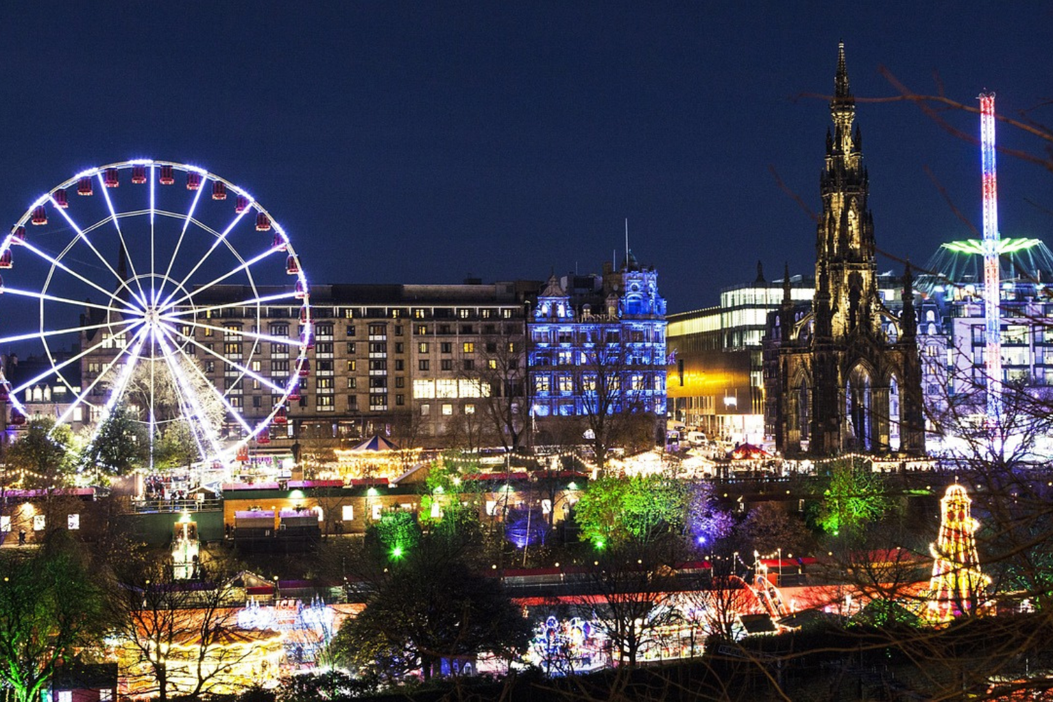Vista panorámica del Mercado de Navidad de Edimburgo, en Escocia
