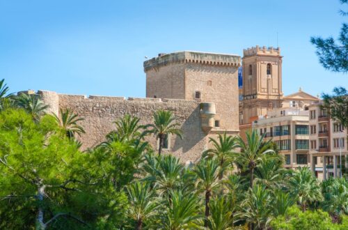 Vista del MAHE y Santa María de Elche desde el río Vinalopó
