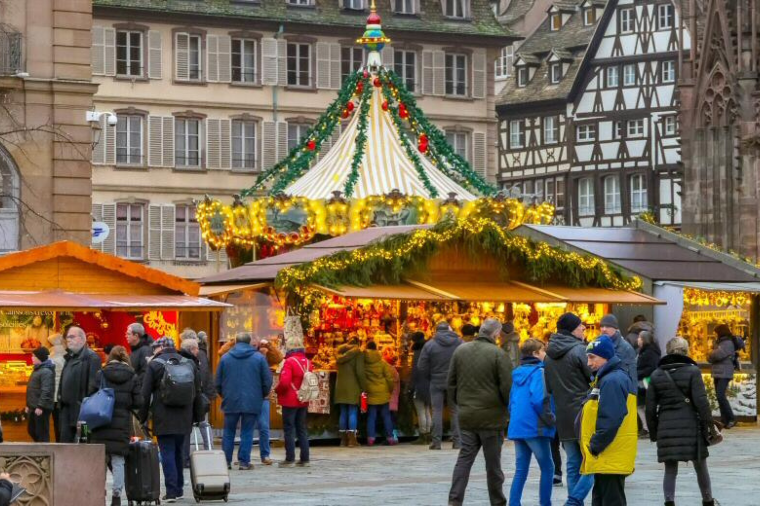Vista al atardecer del mercado navideño de Estrasburgo, en Francia