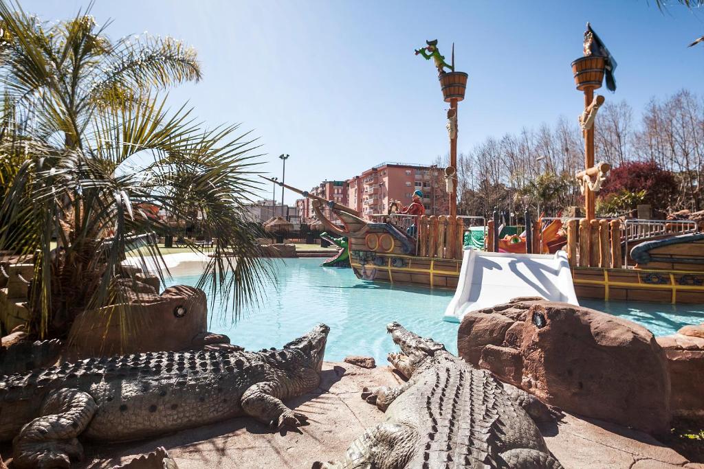 Piscina con barco pirata del Evenia Olympic Resort en Lloret de Mar