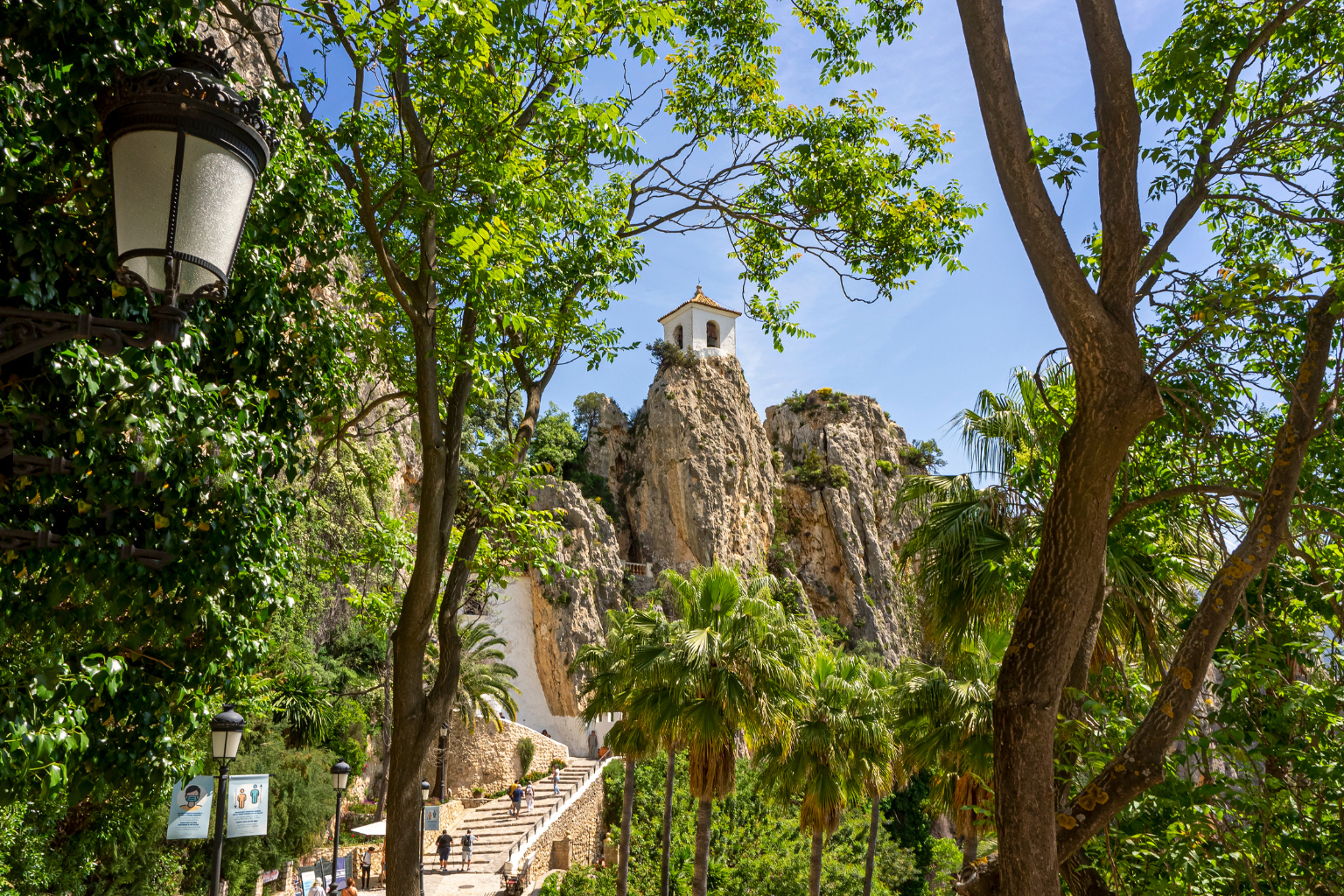 Vista de un famoso risco con caseta en Guadalest