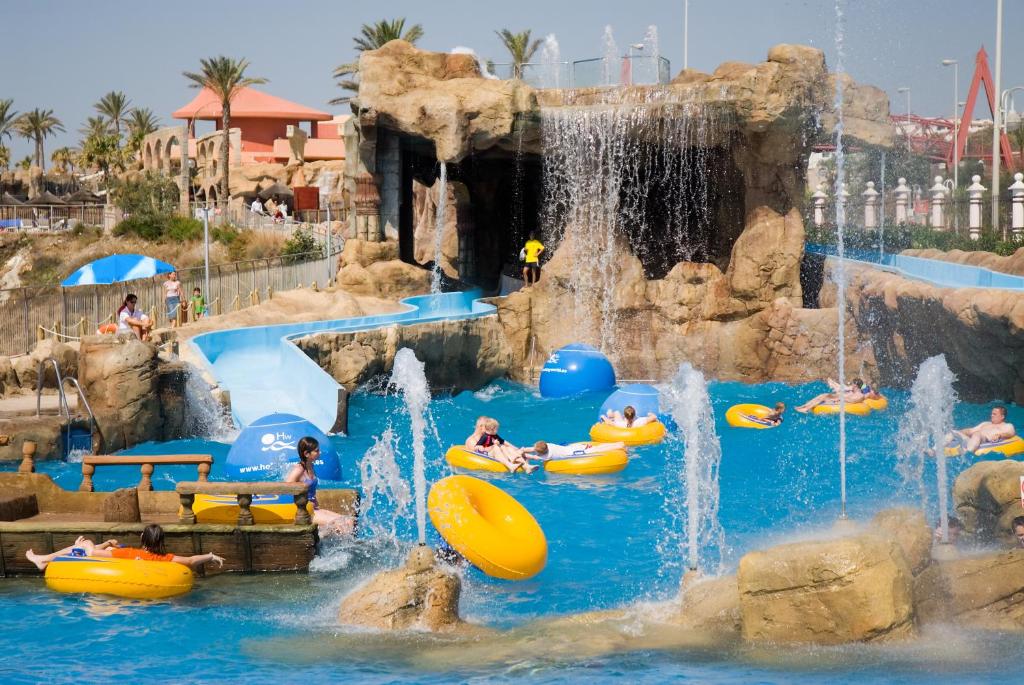 Vista de la piscina de colchonetas del Hotel Holiday World RIWO de Benalmádena