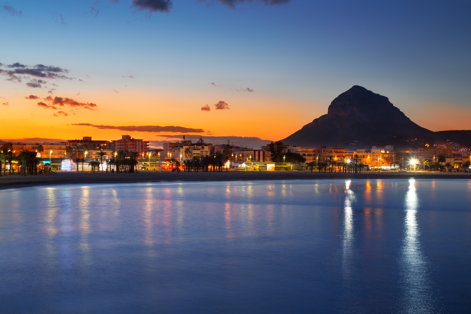 Vista de Jávea, en Alicante, al anochecer desde el mar