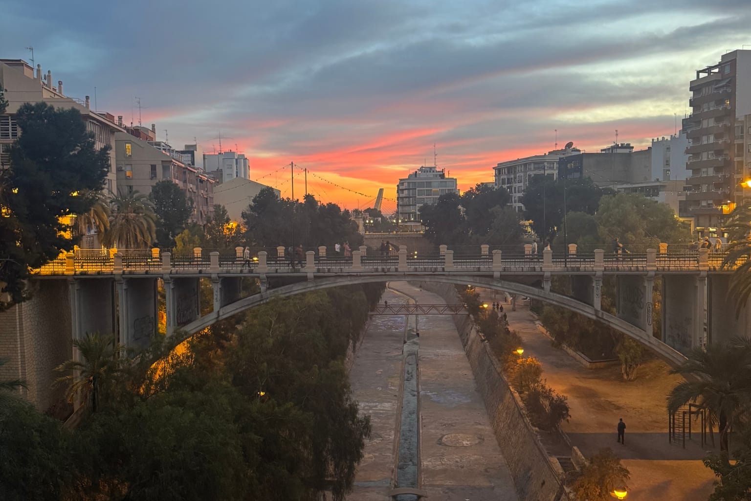 Vista de las pasarelas del río Vinalopo en Elche