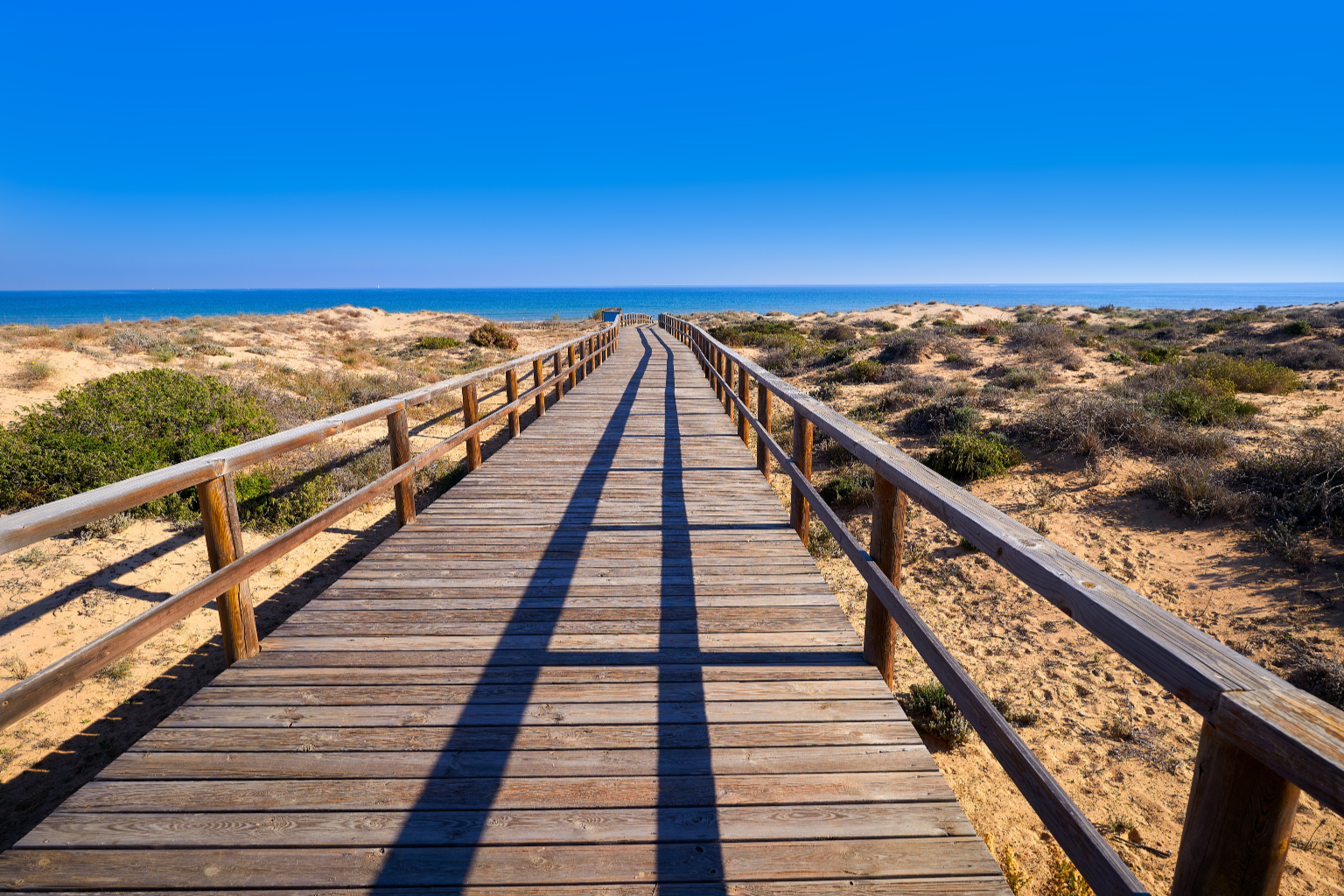 Pasarela tipica de acceso a una playa virgen de Alicante