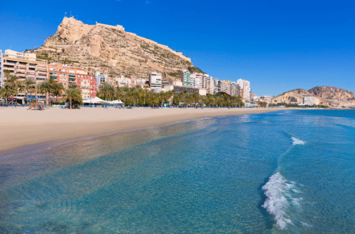 Vista parcial de la ciudad de Alicante desde el mar.