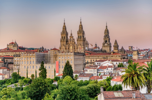 Vista panorámica de la ciudad de Santiago de Compostela con la famosa Catedral en el centro en otoño