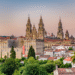 Vista panorámica de la ciudad de Santiago de Compostela con la famosa Catedral en el centro en otoño