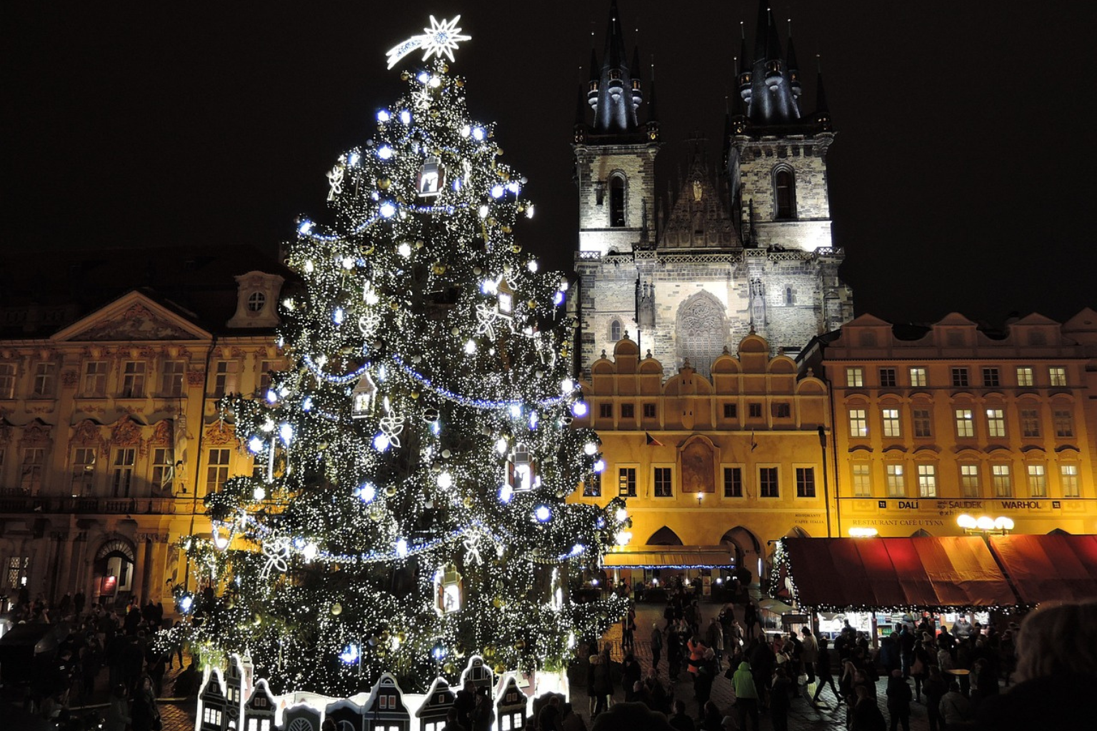 Decoración navideña por la noche en Praga, República Checa
