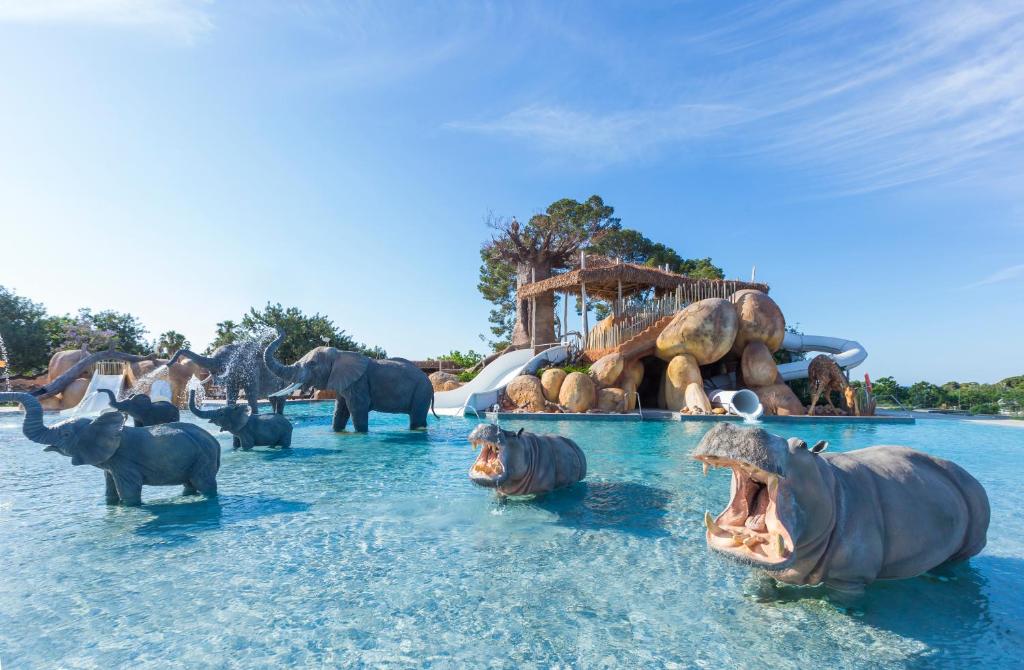 Vista de la piscina con animales y toboganes del camping y resort Sangulí en Salou