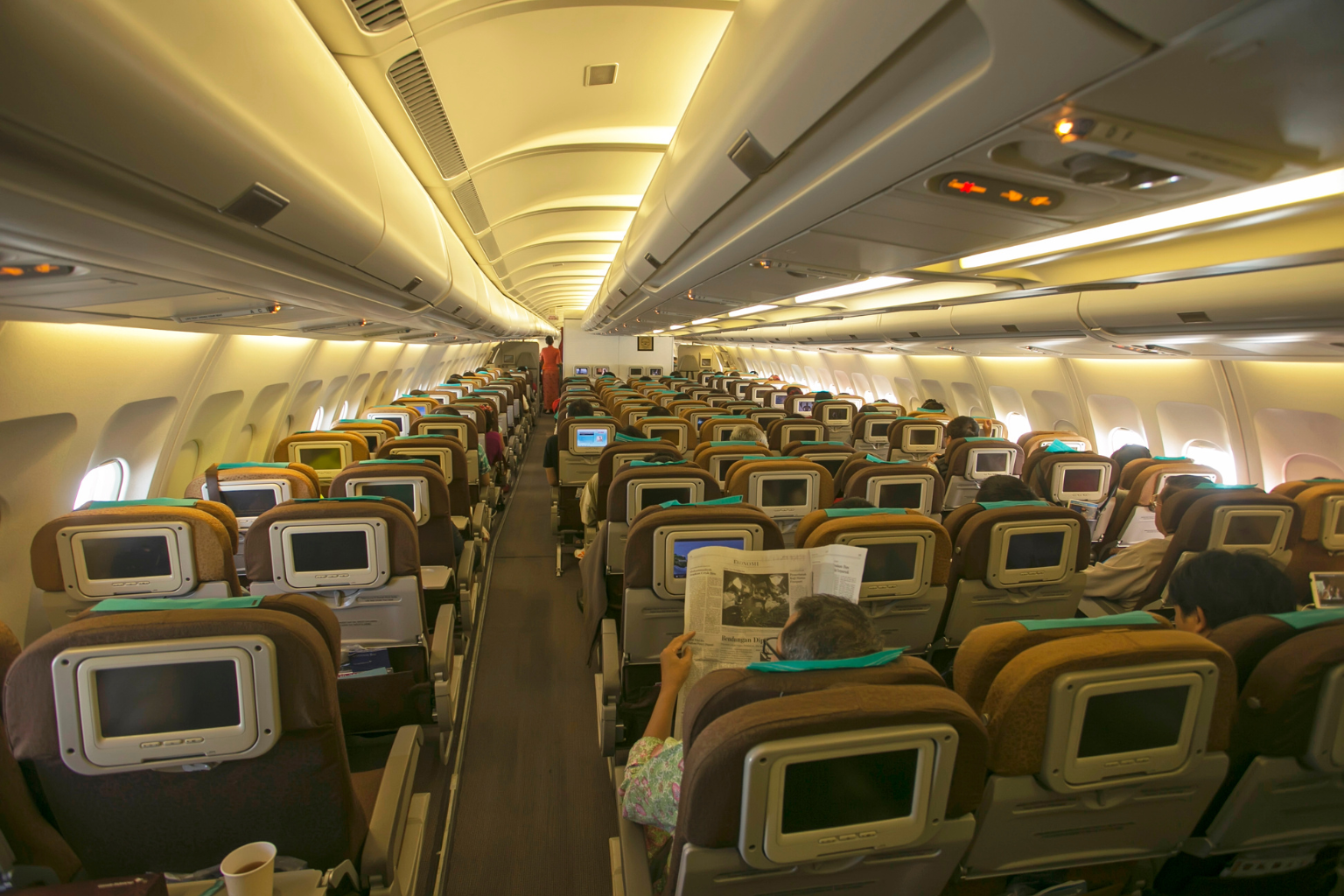 interior de un avión con los pasajeros sentados en pleno vuelo