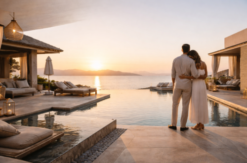 Pareja disfrutando de las vistas desde su suite de lujo
