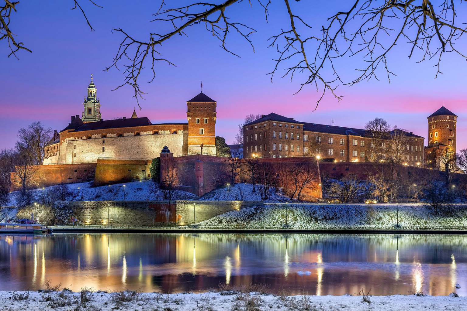 Vista nocturna del castillo Wawel en Cracovia