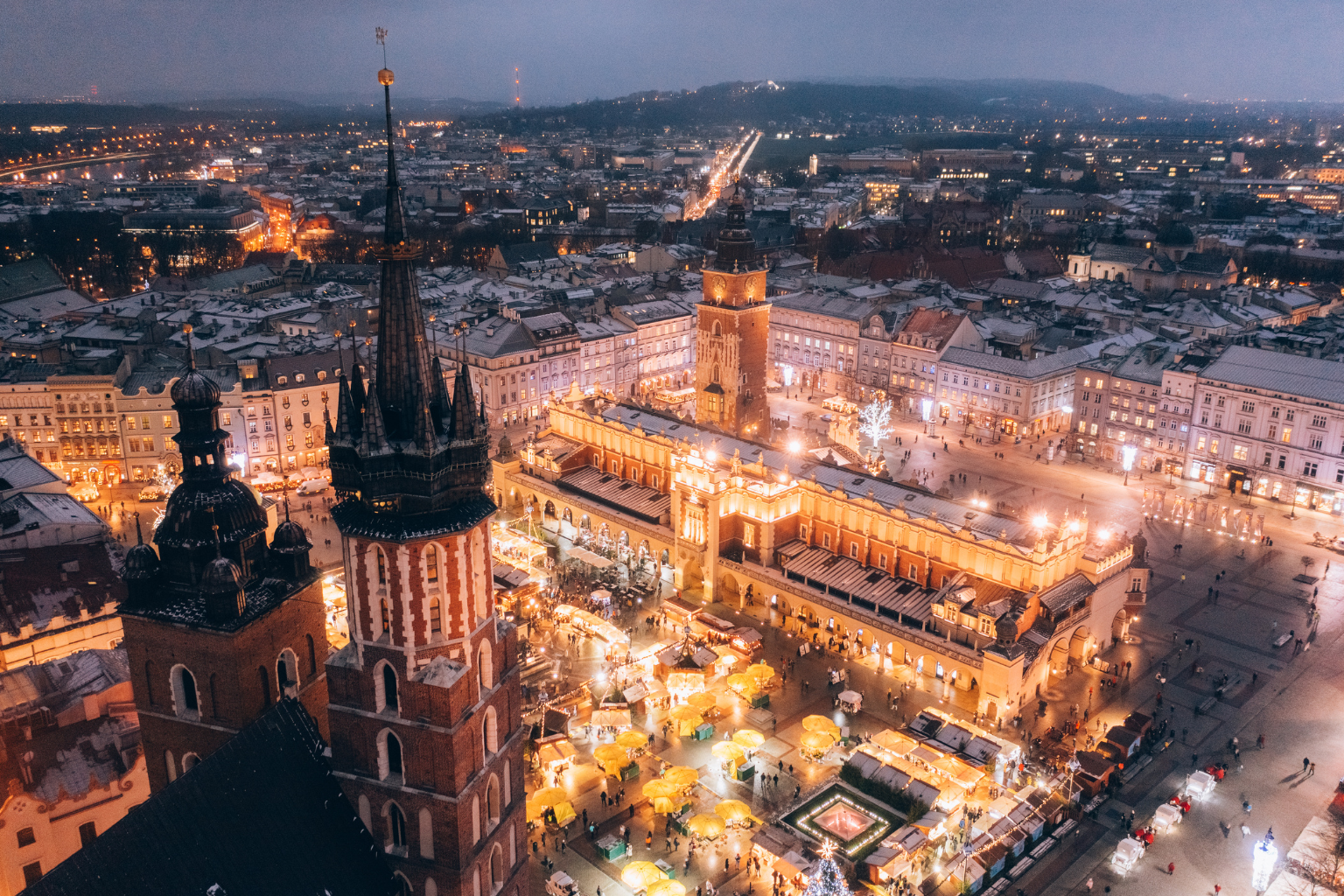 Vista aérea nocturna de la ciudad de Cracovia, en Polonia