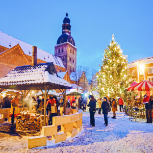 Mercado navideño en Europa al atardecer