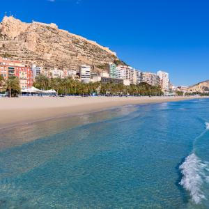 Vista parcial de la ciudad de Alicante desde el mar.
