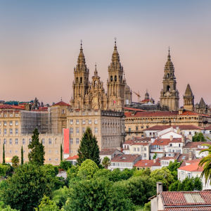 Vista panorámica de la ciudad de Santiago de Compostela con la famosa Catedral en el centro en otoño