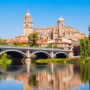 Vista panorámica de la ciudad de Salamanca tras el río Tormes